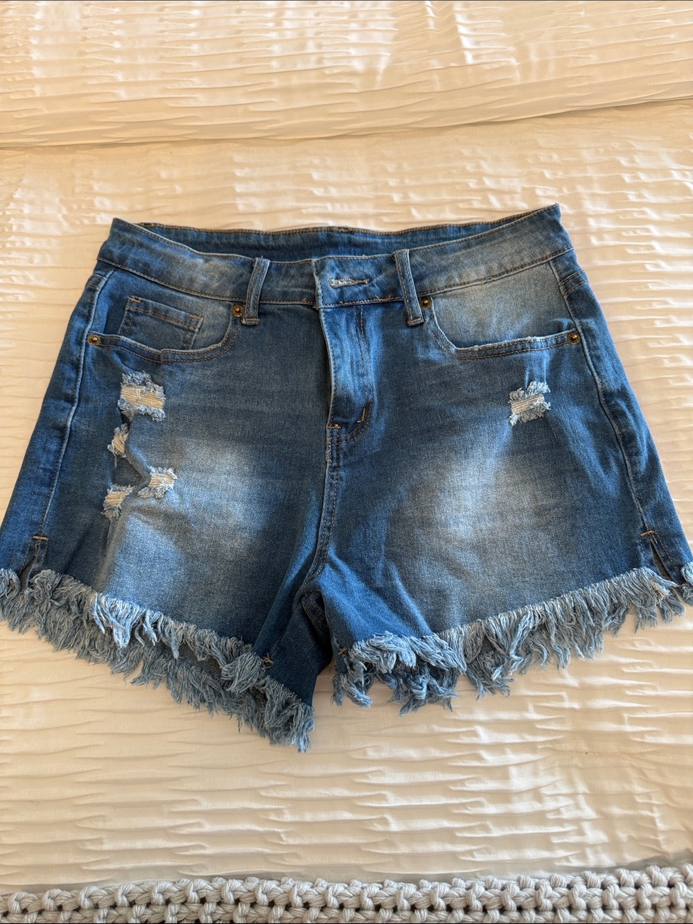 Frayed Hem Distressed Denim Shorts in Medium Blue